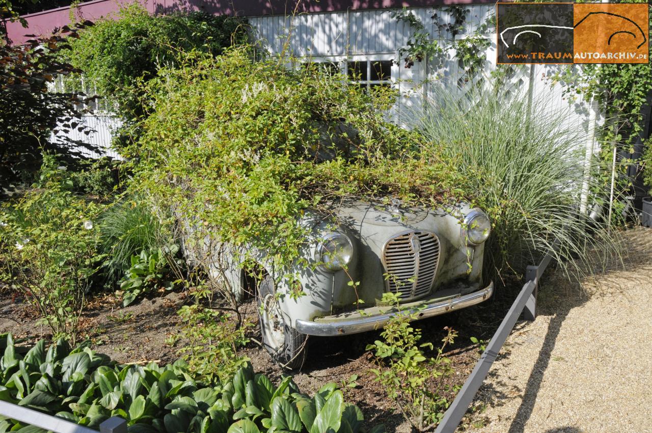 Classic-Days Schloss Dyck 2015 - Zugewachsener Oldtimer.jpg 336.9K